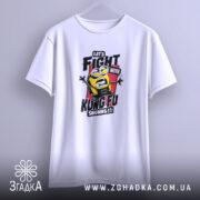 Футболка Бій з кунг-фу, біла, підвішена на вішалці, з фронтального ракурсу, фон світло-фіолетовий, принт з жовтим персонажем у чорному одязі, текстом 'LET'S FIGHT WITH KUNGFU SOUNDS!!!' на червоному фоні.