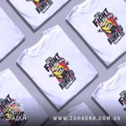 Футболка Бій з кунг-фу, біла, на моделі, з легким ракурсом спереду, фон світло-фіолетовий, принт з жовтим персонажем у чорному одязі, текстом 'LET'S FIGHT WITH KUNGFU SOUNDS!!!' на червоному фоні.