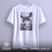 Футболка Дракон над Радою, біла, підвішена на вішалці, фон світло-сірий, принт з чорним драконом, що летить над будівлею з українським прапором, рукави з обробкою.