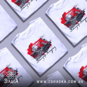 Футболка Джозеф Конрад, біла, на чоловікові, з принтом на грудях, фон світло-фіолетовий, принт містить червоні та чорні елементи, зображення чоловіка та текст.