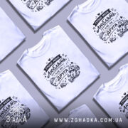 Футболка гроші мене люблять, біла, зображена на чоловікові, ракурс спереду, фон світло-фіолетовий, принт чорного кольору з малюнком грошей і написом.