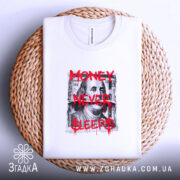 Футболка Гроші не сплять, біла, складена на плетеній кошику, ракурс зверху, фон світло-сірий, принт з написом 'MONEY NEVER $LEEPS$' червоного кольору на фоні зображення купюри.