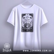 Футболка Я в серці має білий колір, зображена на вішалці з нейтральним фоном. Принт чорного кольору з елементами графіки, що включає серце, квіти та мечі, розташований по центру. Дизайн простий, але виразний, з акцентом на принт.