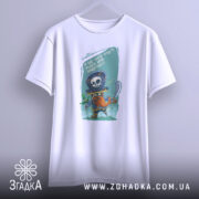 Футболка я вас навчу: біла футболка підвішена на вішалці, принт пірата чітко видимий, фон світло-сірий, ракурс спереду, деталі принта яскраві.