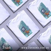 Футболка я вас навчу: біла футболка з принтом, на якому зображений пірат з червоною бородою, що тримає меч, фон світло-сірий, ракурс зліва, деталі принта яскраві та кольорові.