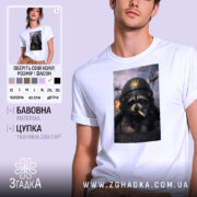 Футболка єнот пілот, біла, на моделі, з фронтального ракурсу, фон світло-фіолетовий, принт з єнотом у пілотському шоломі з сигаретою, на фоні літаки та вибухи.