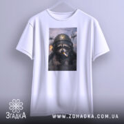 Футболка єнот пілот, біла, на вішалці, з фронтального ракурсу, фон світло-сірий, принт з єнотом у пілотському шоломі з сигаретою, на фоні літаки та вибухи.