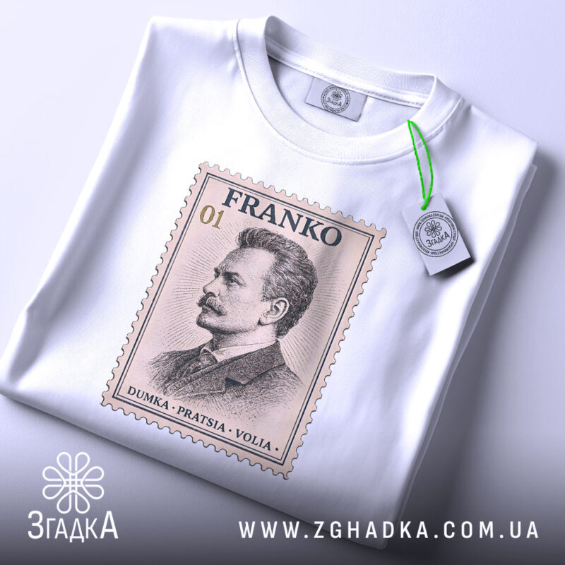Футболка Іван Франко — чорна футболка, крупний план принта, студійне освітлення.
