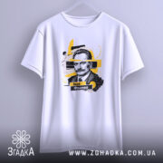 Футболка Іван Франко, біла, підвішена на вішалці, з принтом портрета Івана Франка, фон світло-сірий, деталі принта в жовтих і чорних кольорах.
