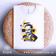 Футболка Іван Франко, біла, на плетеній основі, складена, з принтом портрета Івана Франка, фон світло-сірий, деталі принта в жовтих і чорних кольорах.