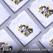 Футболка Іван Франко, біла, на моделі, з принтом портрета Івана Франка, фон світло-фіолетовий, деталі принта в жовтих і чорних кольорах.