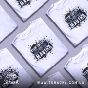 Футболка Храм святого Мавіка, біла, на моделі, з принтом на грудях, фон світло-фіолетовий, принт з чорними плямами та написом 'Храм святого Мавіка'.