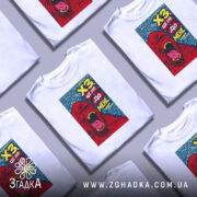 Футболка ХЗ білого кольору, зображена на манекені, ракурс спереду, фон нейтральний, принт з червоним ведмедем, що кричить, на синьому фоні з графічними елементами.