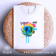 Футболка Кольоровий поп арт, біла, на плетеній основі, ракурс зверху, фон світлий, принт з кольоровим смайлом та написом 'WOW', яскраві кольори: жовтий, зелений, блакитний, рожевий, чорний.