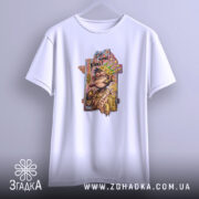 Футболка Король вулиці, біла, підвішена на вішалці, принт мавпи в короні, фон світло-сірий, деталі принта яскраві, зображення грошей та написом 'I'm your King'.