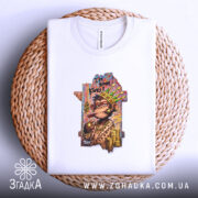 Футболка Король вулиці, біла, складена на кошику, принт мавпи в короні, фон світло-сірий, деталі принта яскраві, зображення грошей та написом 'I'm your King'.