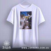 Футболка котяча банда, біла, з підвісу, фон світло-сірий, принт з двома котами, один з яких тримає татуювальну машинку, на фоні жовто-блакитний прапор.