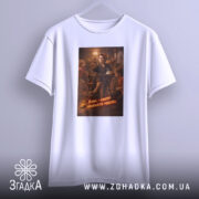 Футболка мама центр прийняття рішень — футболка на вішаку, загальний вигляд виробу у студії.