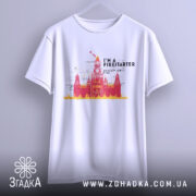 Футболка москва у вогні, біла футболка на вішалці, ракурс спереду, фон світло-сірий, принт з червоним і жовтим зображенням Кремля з написом 'I'M A FIRESTARTER' та 'MOSCOW ON FIRE'.