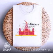 Футболка москва у вогні, складена футболка на плетеній основі, ракурс зверху, фон світлий, принт з червоним і жовтим зображенням Кремля з написом 'I'M A FIRESTARTER' та 'MOSCOW ON FIRE'.