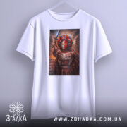 Футболка мотанка з мечем, біла, підвішена на вішалці, фон світло-сірий, принт з жінкою в національному вбранні з мечем та квітами на голові, принт займає центральну частину футболки.