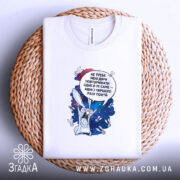 Футболка Не треба повторювати. Біла футболка, складена на плетеній основі, з принтом кролика на космічному фоні, текстом зверху. Фон світлий, футболка акуратно розкладена.