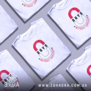 Футболка Нуль днів без сарказму, біла, на моделі, з легким усмішкою, фон світло-сірий, принт з червоними і чорними літерами, напис '0 DAYS WITHOUT SARCASM' з зірочками.