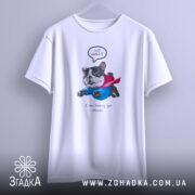 Футболка Пес супергерой, біла, на вішалці, фон світло-сірий, принт з зображенням собаки в синьому костюмі та червоному плащі, текст "NO WORRY" над собакою і "I am saving you Human" під ним.