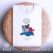 Футболка Пес супергерой, біла, на плетеній основі, фон світло-сірий, принт з зображенням собаки в синьому костюмі та червоному плащі, текст "NO WORRY" над собакою і "I am saving you Human" під ним.