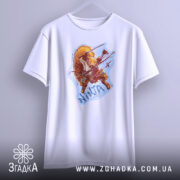 Футболка самурайська білка, біла, підвішена на вішалці, ракурс спереду, фон світло-фіолетовий, принт з зображенням білки-самурая з мечами та стрілами, напис 'NINJA'.