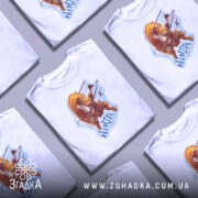 Футболка самурайська білка, біла, на моделі, ракурс спереду, фон світло-фіолетовий, принт з зображенням білки-самурая з мечами та стрілами, напис 'NINJA'.