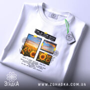 Футболка соняшники — чорна футболка, крупний план принта, студійне освітлення.