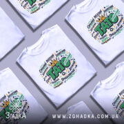 Футболка тато подарунок, біла, на моделі, з принтом, що містить слова "ТАТО" та інші позитивні характеристики, фон світло-фіолетовий, деталі принта яскраві, з короною.