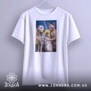 Футболка тату кіт, біла, на вішалці, з принтом, на якому зображені далматинець і сфінкс на фоні українського прапора, деталі принта добре видно, фон нейтральний.