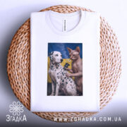 Футболка тату кіт, біла, на плетеній кошику, з принтом, на якому зображені далматинець і сфінкс на фоні українського прапора, деталі принта чіткі, фон натуральний.