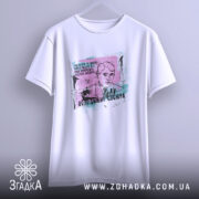 Футболка Володимир Сосюра, біла, підвішена на вішалці, ракурс спереду, фон світло-сірий, принт з портретом Володимира Сосюри з кольоровими елементами та текстом.