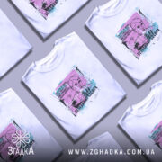 Футболка Володимир Сосюра, біла, зображена на молодому чоловікові, ракурс спереду, фон світло-фіолетовий, принт з портретом Володимира Сосюри в стилі графіті з текстом.