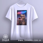 Футболка винозавр, біла, на вішалці, ракурс спереду, фон світлий, принт з динозавром, що тримає келих червоного вина, з неоновим написом 'ВИНОЗАВР'.