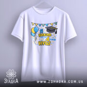 Футболка випускнику 4 класу, біла, підвішена на вішалці, фон світло-фіолетовий, принт з написом 'Я вижив після 4 років НУШ', з ілюстраціями повітряних кульок і шапки випускника, яскраві кольори, святковий настрій.
