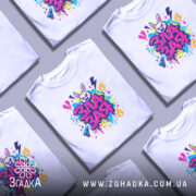 Футболка зла зая, білого кольору, зображена на моделі, яка позує в три чверті, фон світло-фіолетовий, принт з яскравими кольорами, на якому зображений злий зая з елементами графіті.