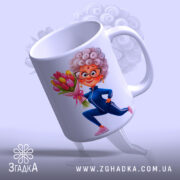 Чашка для майбутньої найкращої бабусі, біла, з малюнком бабусі, яка біжить з букетом квітів, ручка гладка, край рівний, глянцева поверхня, фон світло-фіолетовий.