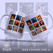 Чашка котики світове мистецтво: дві білі чашки з дев'ятьма квадратними принтами котиків, одна з них повернута, ручки з обох боків, глянцевий край, фон світло-сірий, принти яскраві та різноманітні.