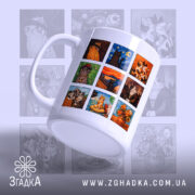 Чашка котики світове мистецтво: біла чашка з дев'ятьма квадратними принтами котиків, нахилена вбік, ручка з правого боку, глянцевий край, фон світло-сірий, принти яскраві та художні.