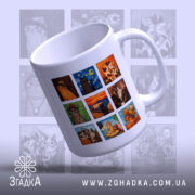 Чашка котики світове мистецтво: біла чашка з дев'ятьма квадратними принтами котиків, нахилена вбік, ручка з правого боку, глянцевий край, фон світло-сірий, принти з котиками в різних стилях.