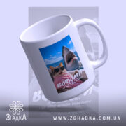 Чашка подарунок для Водолія, ракурс з ручкою, кот на фоні, бренд Згадка.