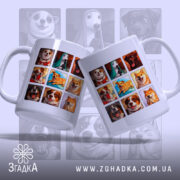 Чашка собаки світове мистецтво: біла чашка з дев'ятьма кольоровими зображеннями собак, ручка з правого боку, матова поверхня, фон світло-сірий, зображення собак в різних позах, усміхнені, з яскравими кольоровими елементами принта, ракурс зліва.