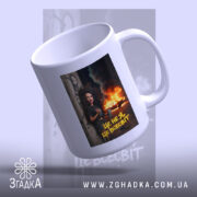 Чашка це не я це всесвіт мем стиль, біла чашка з принтом. ракурс 4