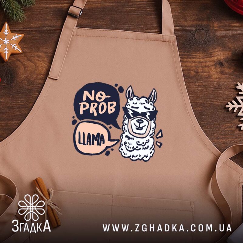 Фартух без проблем лама в окулярах, бежевий, ракурс зверху, фон дерев'яний, бренд.