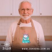 Фартух cпочатку кава потім обов'язки, бежевий фартух на чоловікові з бородою, бренд.