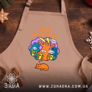 Фартух мрій по-крупному з котиком, бежевий, на дерев'яному фоні, бренд Згадка.